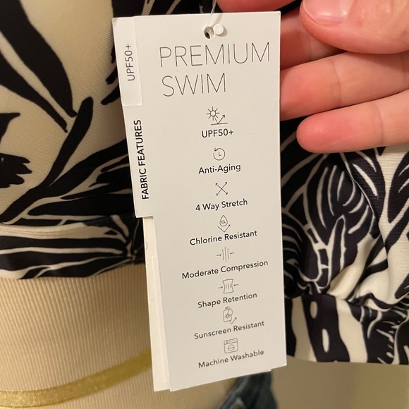 Mott50 Short Sleeve Swim Top Ivory and Black UPF 50 Parrot Tropical NWT - Picture 3 of 7